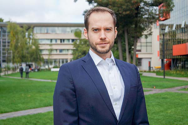 <p>Francisco Bedecarratz, académico: “Ya no vamos a saber en qué confiar. La era de la información libre se acabó”</p>