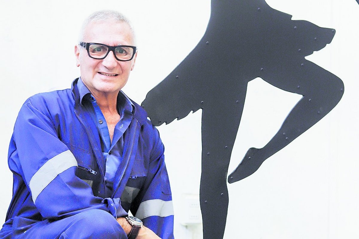 <p>Ex ejecutivo de Metrogas, Mauricio Russo, participará en subasta con obra de arte cinético inspirada en el ballet</p>