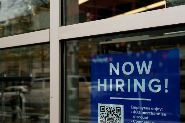 <p>El empleo en EEUU vuelve a rugir en marzo: las nóminas aumentan a máximo en casi un año y la desocupación cae</p>