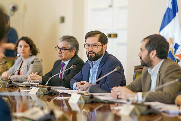 <p>El Presidente Boric junto a sus ministros se reunieron con representantes de la CAF. Foto: Presidencia</p>