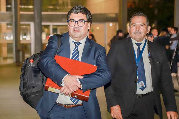 <p>El persecutor adjunto de la Fiscalía Local de Las Condes, Juan Pablo Araya, dejando el Centro de Justicia de Santiago. Foto: Jonathan Duran</p>