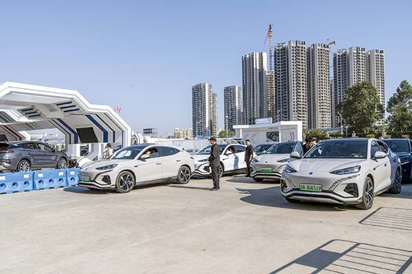 Puertos europeos se convierten en "estacionamientos" a medida que se acumulan las importaciones de autos chinos