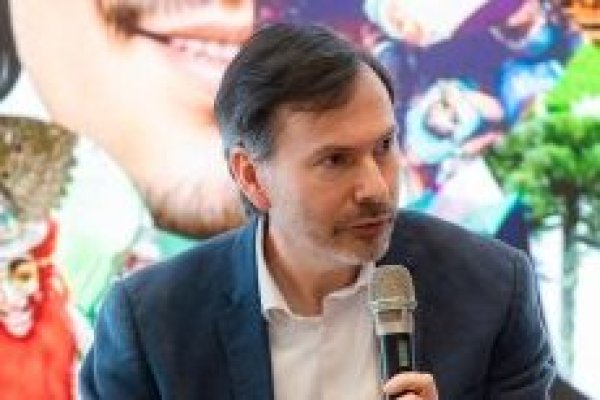 <p>Simon Anholt, experto en marca país: "Chile merece una imagen global mejor y más fuerte"</p>