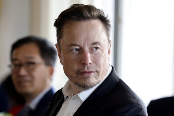 Elon Musk predice que la IA superará a la inteligencia humana el próximo año