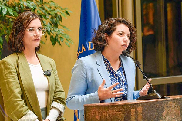 <p>La ministra del MDS, Javiera Toro, junto a la vocera. Camila Vallejo.</p>