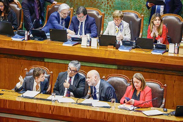 <p>El ministro Marcel siguió la votación junto a sus pares de Interior, Carolina Tohá; y de la Segpres, Alvaro Elizalde. Foto: Ministerio de Hacienda</p>