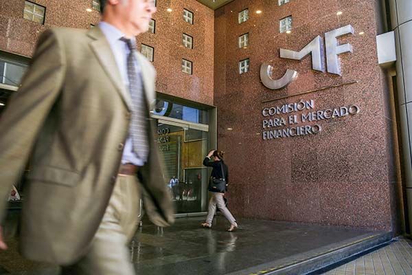 <p>Los cheques de los Sauer que denunció la CMF a la Fiscalía por la corredora</p>