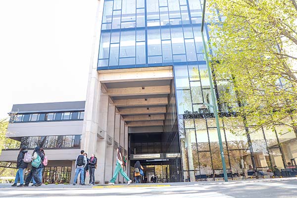UC figura entre las mejores de América Latina para estudiar economía, finanzas y negocios