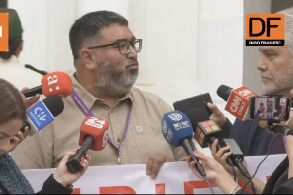 <p>Ahora en DF | Marcha por paro nacional: CUT realiza intervención al interior del Palacio La Moneda</p>