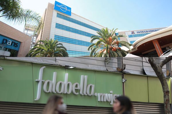 <p>Cencosud versus Falabella: la evolución en bolsa de los dos gigantes del retail chileno en los últimos cinco años</p>