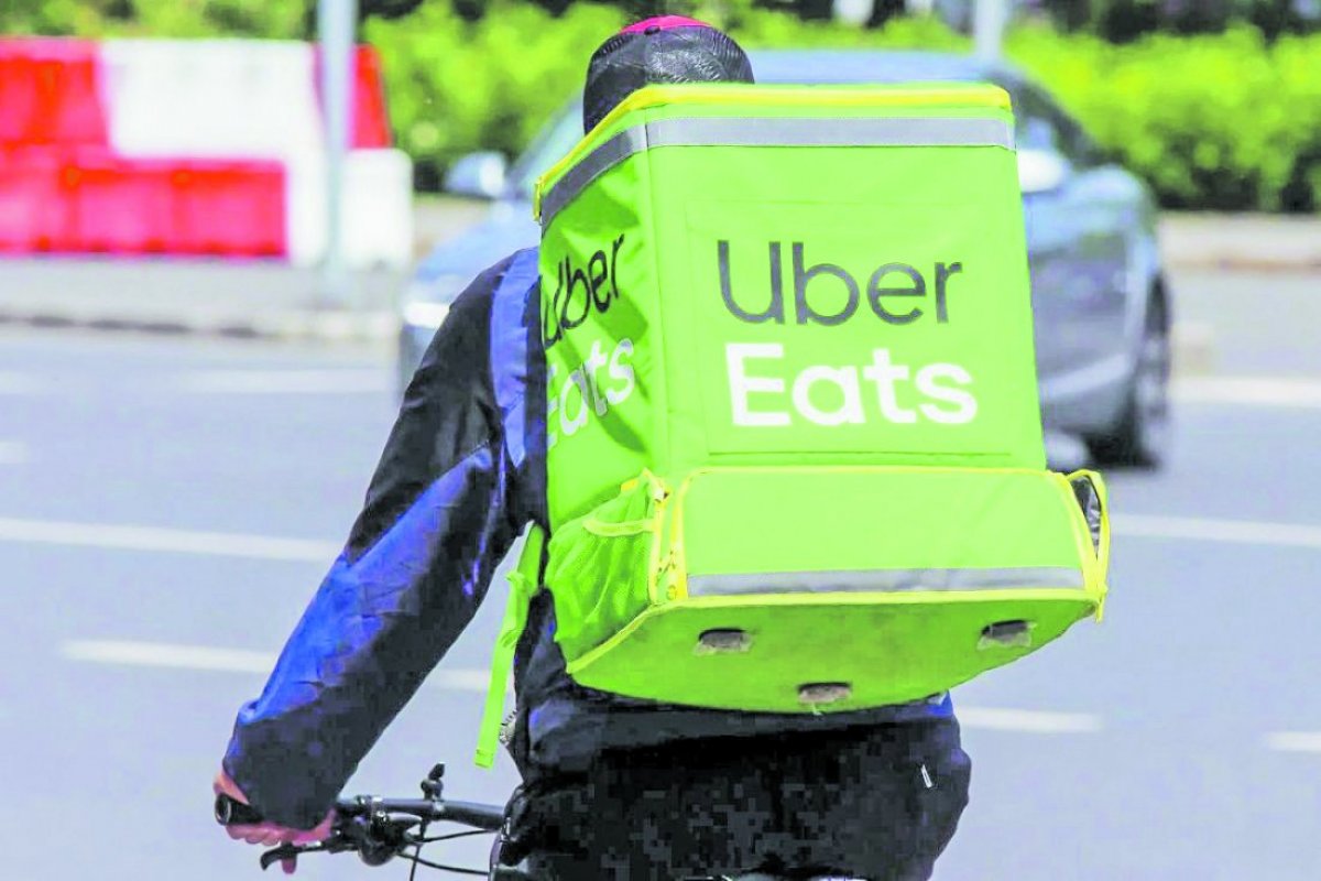 <p>Correos, mensajes de Telegram y condiciones de salida: la trastienda de los despidos masivos en Uber Chile</p>