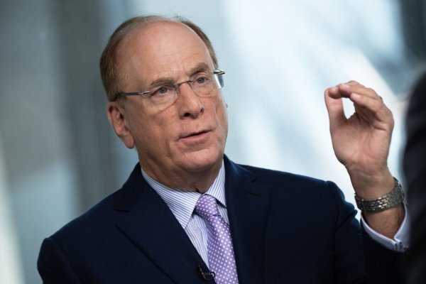 <p>Larry Fink de BlackRock estima que, como mucho, la Fed bajaría las tasas en dos oportunidades este año</p>