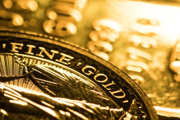 Oro toca un nuevo máximo histórico sobre US$ 2.400 la onza, impulsado por la demanda como refugio seguro