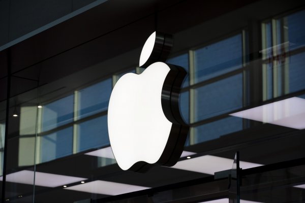<p>Apple se enfrenta a la peor caída en ventas del iPhone desde la pandemia, mientras sus rivales suben</p>