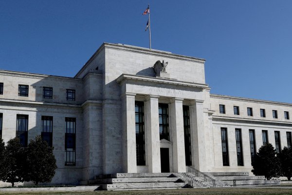 <p>UBS advierte sobre un “riesgo real” de que la Fed suba las tasas en vez de bajarlas</p>