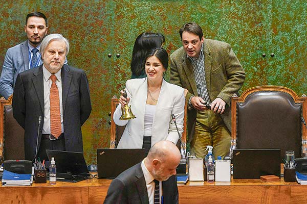 <p>La nueva timonel de la Corporación con la tradicional campana dando inicio a su gestión. Foto: Agencia Uno </p>