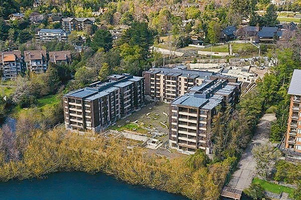 ¿Cuánto costaría terminar el millonario proyecto inmobiliario en Pucón que salió a remate?