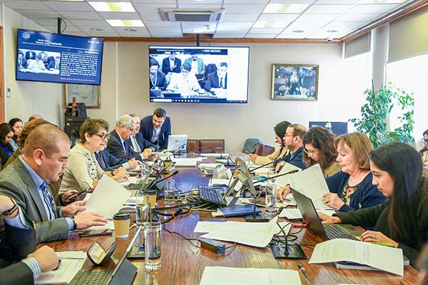 Comisión de Hacienda de la Cámara despacha ley corta con artículo que permite a isapres emitir títulos de deuda para sus afiliados