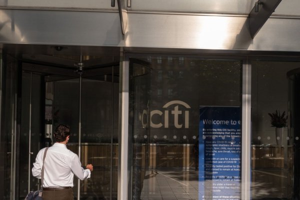 <p>Wall Street se equivoca al reducir apuestas de bajas de tasas de la Fed, dicen economistas de Citigroup que mantienen cinco recortes</p>