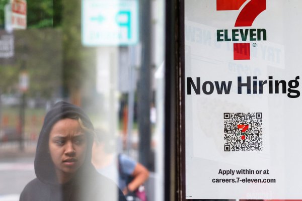 <p>Las solicitudes de desempleo en EEUU se mantienen estables, señal de un mercado laboral resiliente</p>