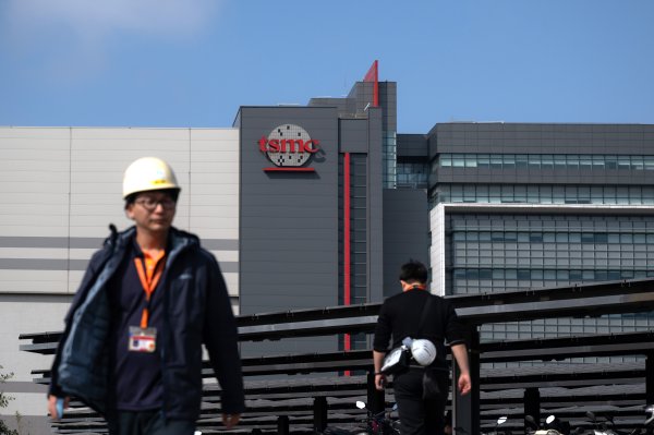 Mayor fabricante mundial de chips informa sólidas ganancias, pero recorta sus proyecciones de crecimiento para la industria