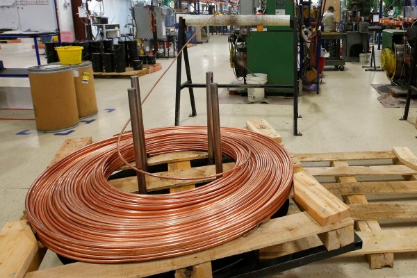 <p>Cobre toca máximo de 22 meses en Londres por reducción de inventarios</p>