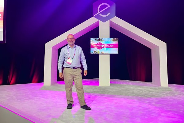 Edtech chilena lanza asistente pedagógico con inteligencia artificial generativa en feria tecnológica en Miami