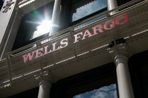 <p>Ejecutiva demanda a Wells Fargo por discriminación de género: afirma que le negaron mismo sueldo y que tuvo que soportar "club de chicos"</p>