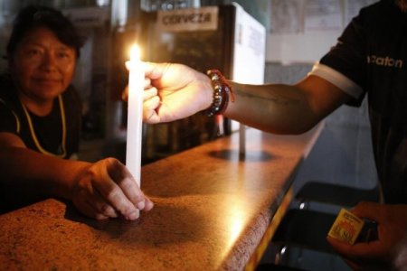 Ecuador se mantiene sumido en la desconexión a horas de referendo clave por la seguridad