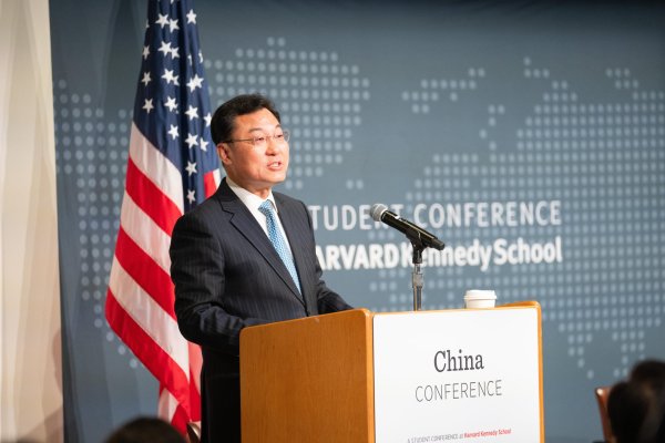 Embajador de China en EEUU insta a cooperación y menciona "graves" desafíos
