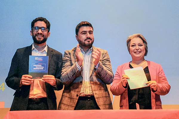 <p>Junto a la ministra Jeannette Jara, el subsecretario del Trabajo, Giorgio Boccardo, y el director del Trabajo, Pablo Zenteno. Foto: Agencia Uno </p>