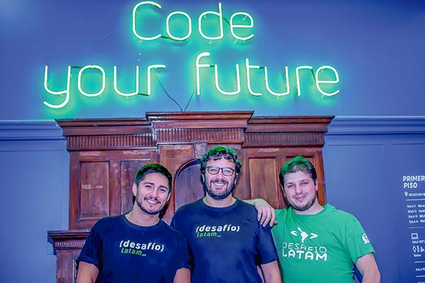 <p>De izq a der: Diego Arias, Andrés Gallardo y Gonzalo Sánchez, socios fundadores de Desafío Latam.</p>