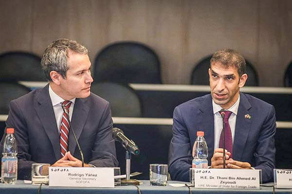 <p>El secretario general de la Sofofa, Rodrigo Yáñez, junto al ministro para el Comercio emiratí, Thani Bin Ahmed Al Zeyou.</p>