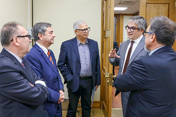 <p>El ministro Marcel dialoga con los integrantes de la comisión de Hacienda del Senado.</p>