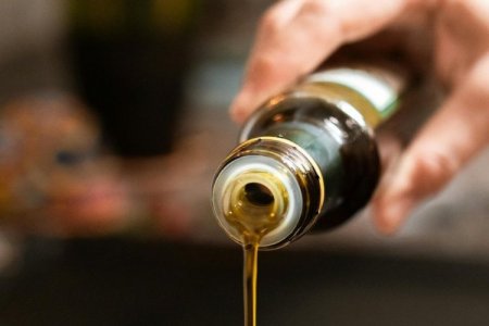 Aceite de oliva uruguayo se consolida en el exterior y se afianza en góndolas locales