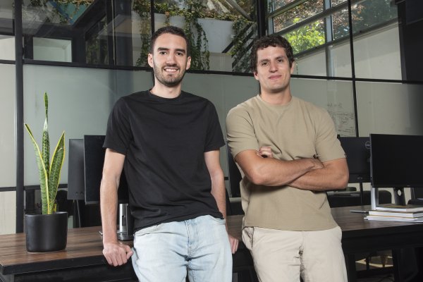 <p>Los cofundadores de Fintoc, Lukas Zorich y Cristóbal Griffero.</p>