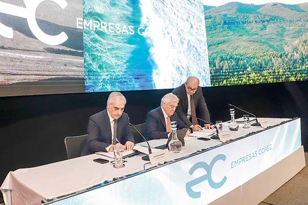 <p>En el marco de la junta de accionistas, el directorio encabezado por Roberto Angelini presentó la nueva imagen corporativa de Empresas Copec. Foto: Julio Castro</p>