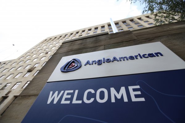 <p>Acciones de Anglo American saltan 16% tras oferta de BHP por la compañía</p>