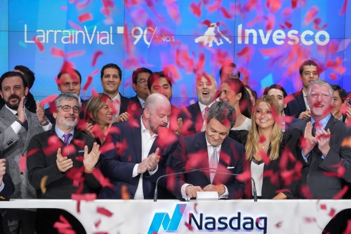 <p>LarrainVial celebra sus 90 años tocando la campana de Nasdaq en Times Square</p>