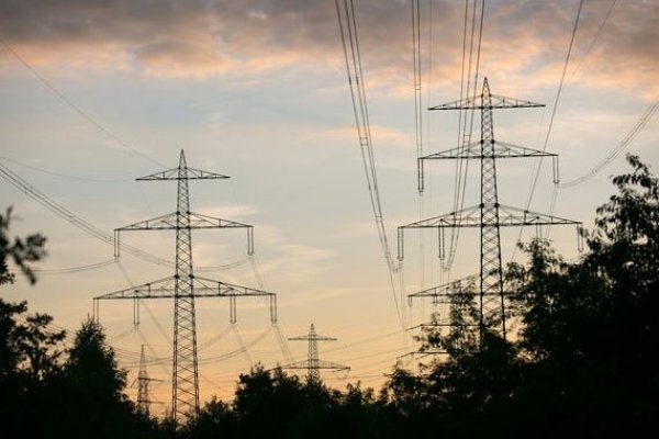 <p>Autoridad ambiental recomienda rechazar proyecto de transmisión eléctrica por US$ 324 millones y gremios encienden alerta</p>