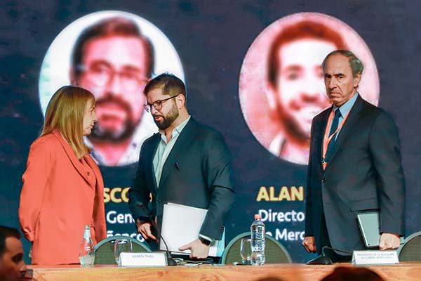 <p>El Presidente Gabriel Boric junto a la timonel de Icare. Atrás, Ricardo Mewes de la CPC. Foto: Julio Castro</p>