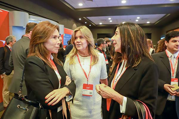 <p>Paola Luksic, directora de Quiñenco; Gina Ocqueteau, directora de SQM; y Marcela Bravo, de Empresas Copec. Fotos: Julio Castro</p>