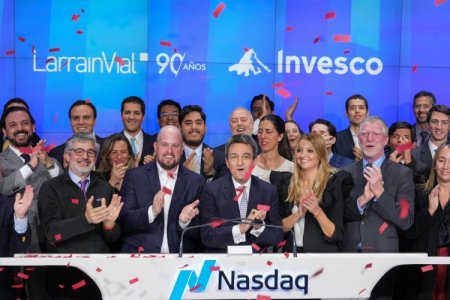 Tras llegada a México, LarrainVial toca la campana de cierre de la ceremonia del mercado de valores Nasdaq
