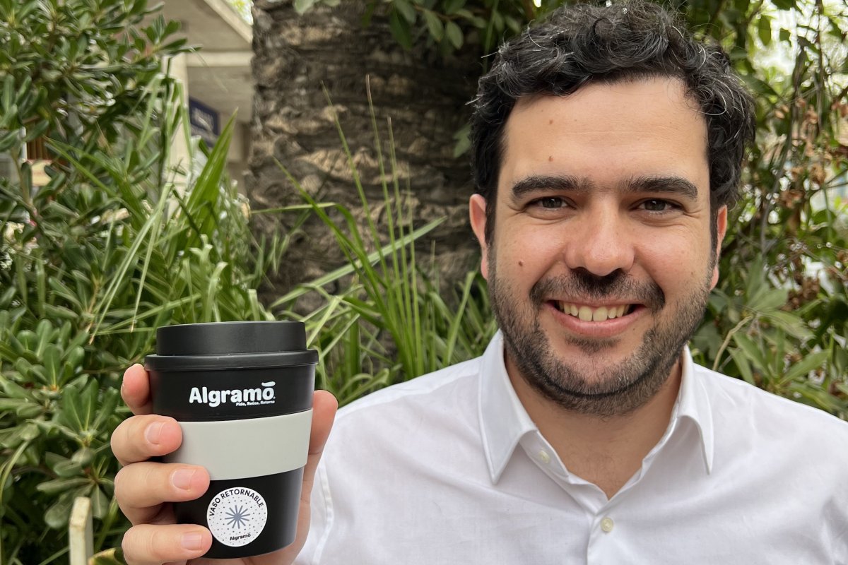 <p>Vasos con chips para las cafeterías, el nuevo negocio de Algramo</p>