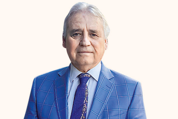 <p>Clínica Las Condes Alejandro Gil seguirá al mando del timón</p>