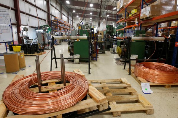 <p>El cobre alcanza nuevos máximos en dos años luego que la oferta de BHP revela una estrecha cartera de suministros</p>