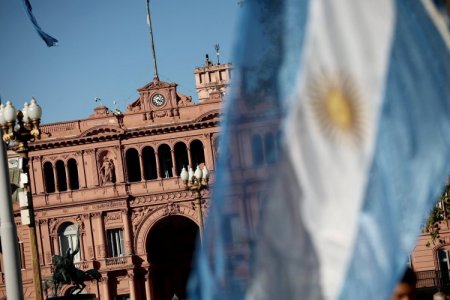 Los hogares argentinos enfrentan una crisis financiera mientras los mercados aplauden a Javier Milei