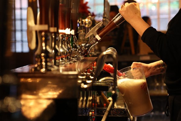 El aumento en el costo de la vida aleja a los británicos de un clásico: los pubs
