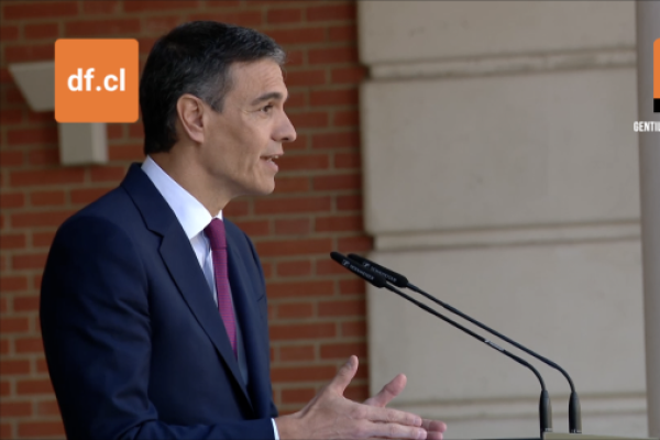 <p>Ahora en DF | Pedro Sánchez confirma que continúa al frente del Gobierno español: "He decidido seguir, seguir con más fuerza”</p>