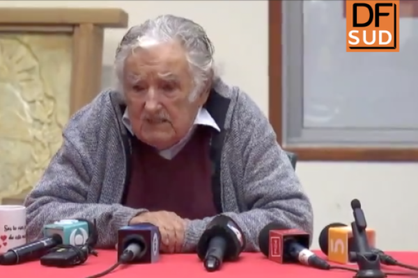 <p>Ahora en DF SUD | Pepe Mujica anuncia que tiene un tumor en el esófago “muy comprometido”</p>